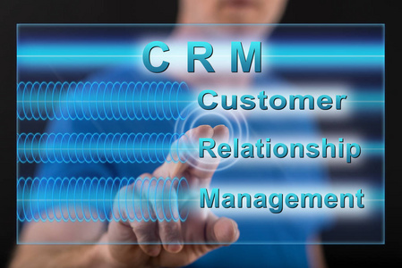 触摸触摸屏上的 crm 概念的人