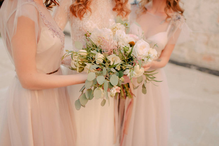 女孩穿着白色裙子系着一束鲜花