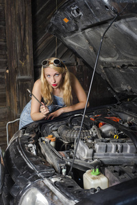 女孩正在修理车