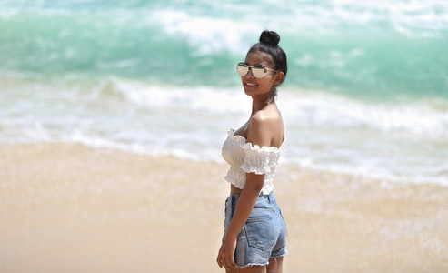 亚洲女孩在海边