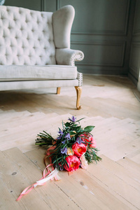 与白玫瑰，深红色的牡丹，以及绿党在一个木制地板仿古婚礼花束