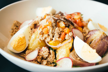 鸡蛋白碗健康的食物风格在金枪鱼沙拉