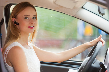 女人驾驶汽车与耳机图片