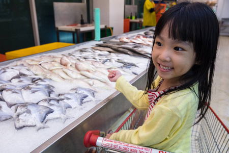 亚洲中国小女孩选择海鲜