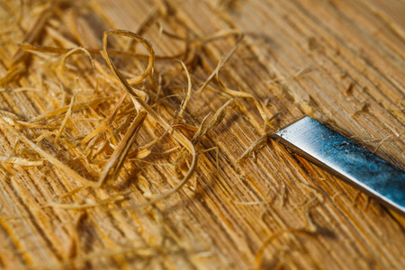 木屑和刀具躺在木板上