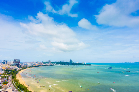 美丽景观的芭堤雅的城市在泰国海滩和大海在蔚蓝的天空