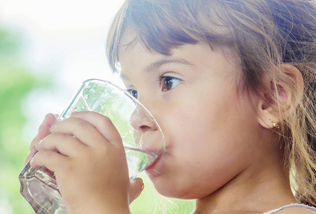 儿童喝水图片