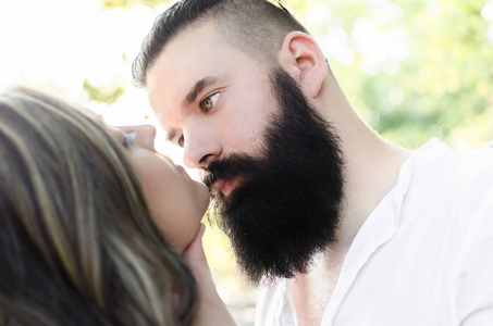 男子掐死他的女人照片