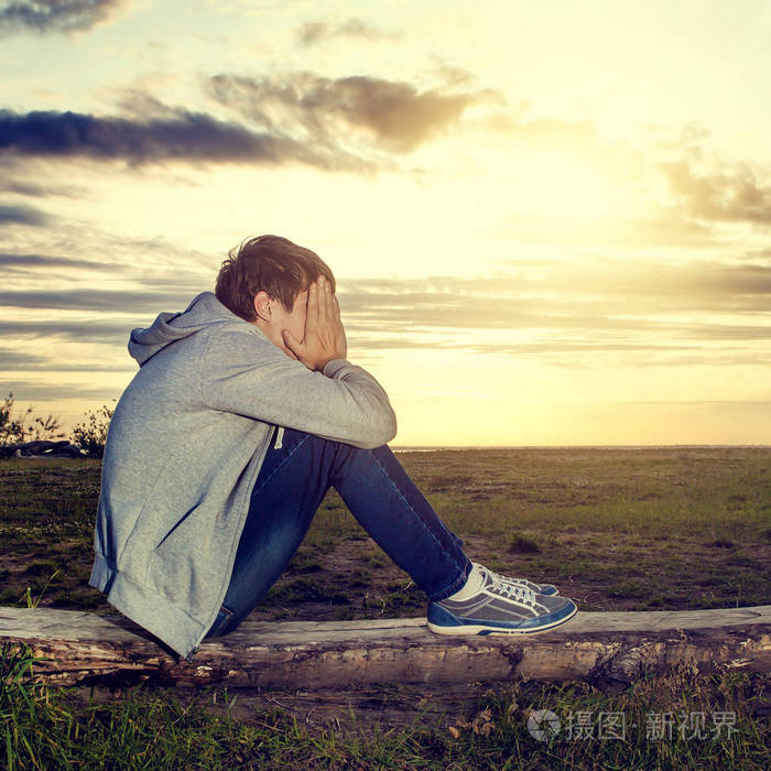 悲伤青少年户外