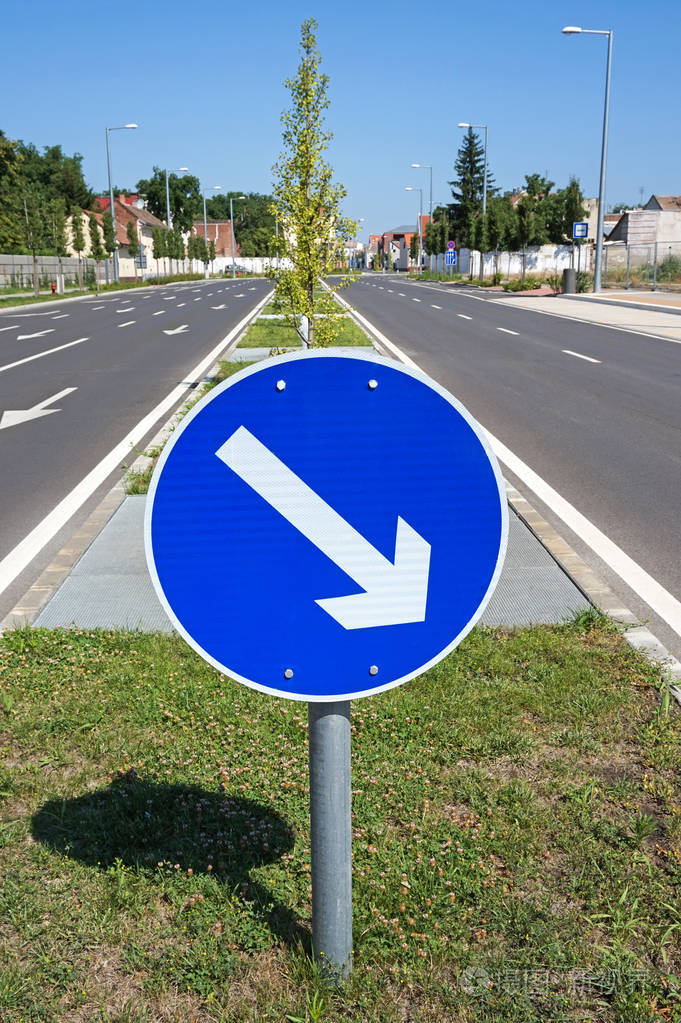 方向箭头标志在大街上