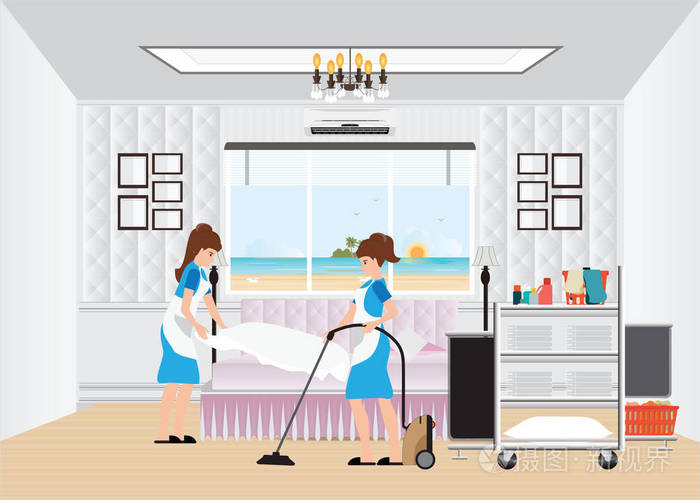 女仆打扫客房部小车的酒店房间