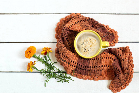 咖啡加牛奶 针织的围巾和鲜花万寿