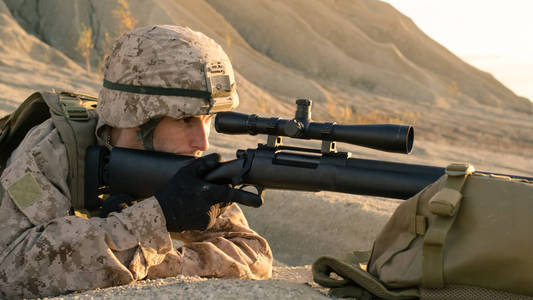 罢工通过躺在小山上,目的通过 t 的狙击手的特写镜头照片