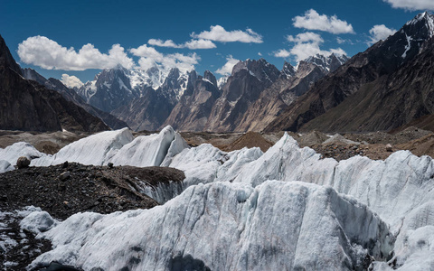 俯瞰和塔的家庭背景与 Baltoro 冰川景观