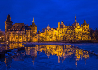 布达佩斯，匈牙利著名的沃伊达奇城堡在用反射蓝色小时