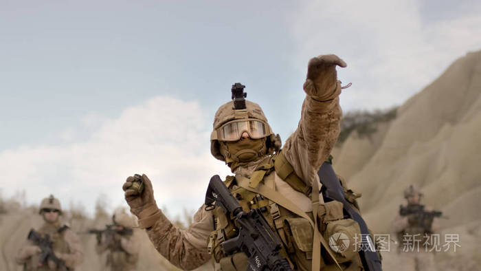 投掷一枚手榴弹在沙漠中作战的士兵