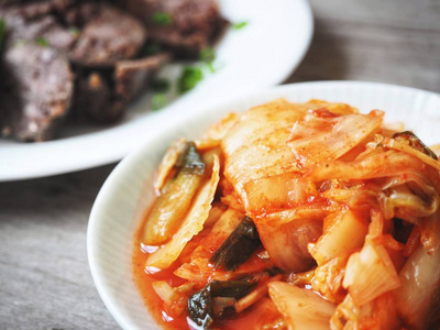 传统韩国食品 Soondae 香肠与泡菜的木质背景
