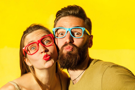 雀斑的女人,和大胡子男人发送空气接吻镜头照片