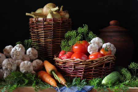 在架子上的篮子里的蔬菜。新鲜的作物