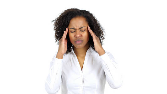 Frustratated 黑女人与头痛，白色背景