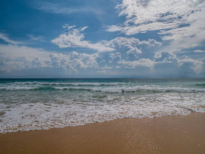 海中的波浪在沙滩上。安达曼海，苏林海滩富