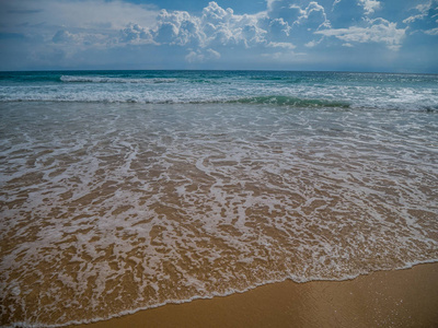 在夏季时间的海和桑迪海滩的光波。安达曼海，苏林海滩