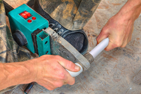 通过熔化采用塑料管材焊接机连接的管道照片