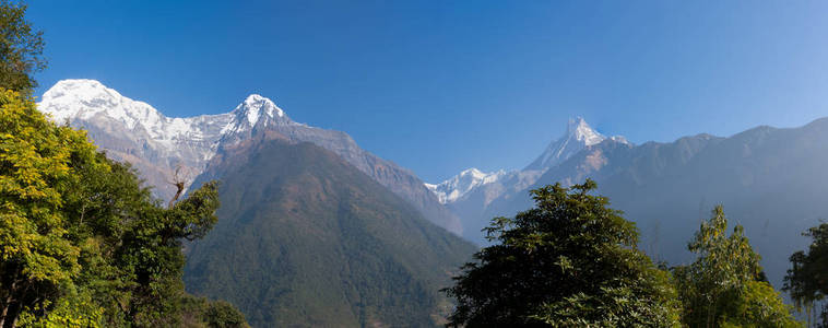 Machapuchare，安纳布尔纳基地营 T 上的全景视图