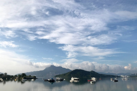 水平山 蓝蓝的天空 游艇船 cloudscape