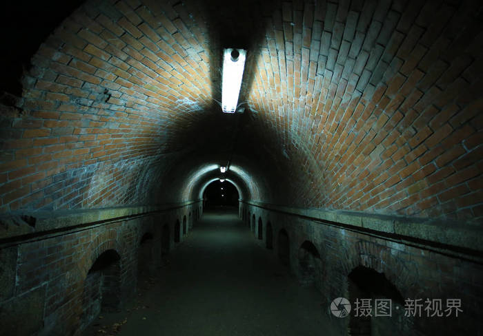 黑暗的黎明和可怕的隧道,在日本的道路