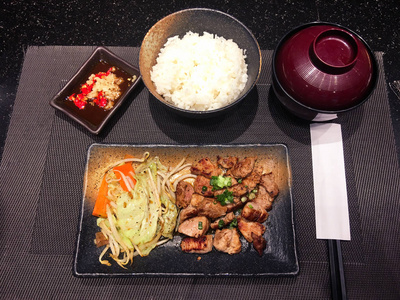 猪心汤烤猪肉和米饭照片