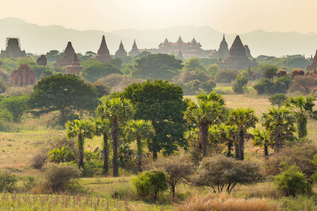 与古老的寺庙和绿色景观，缅甸蒲甘日出