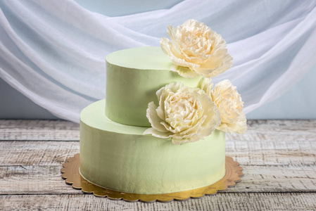 米色玫瑰装饰漂亮的自制的婚礼两层蛋糕照片