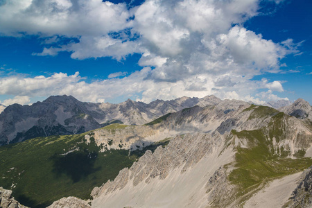 在阿尔卑斯山高山