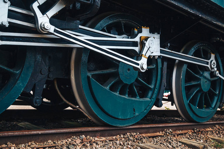 旧的老式火车车轮与青金属说停在锈迹斑斑的铁轨上照片