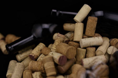 从酒瓶空酒瓶上孤立的黑色 Wine.corks