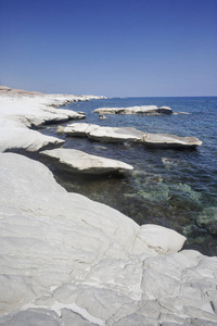 海景观。塞浦路斯总督的海滩附近的白色岩石