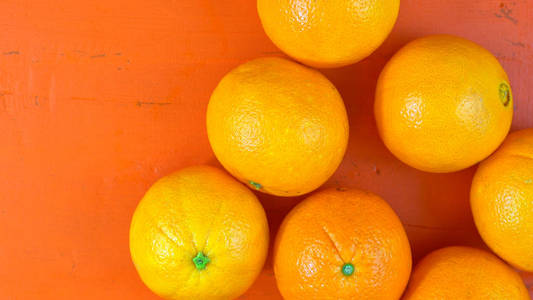 橙色的木桌上的橘子