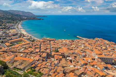 在西西里岛的切法卢市鸟瞰图