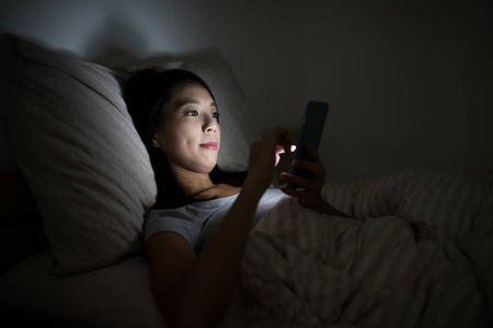 女人在晚上使用手机
