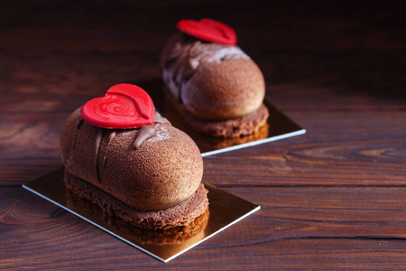 巧克力糕点蛋糕甜点用红色的心图片