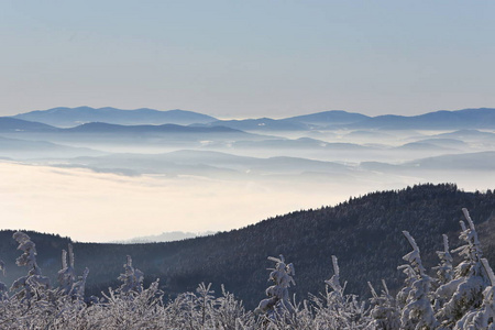 雪覆盖的群山