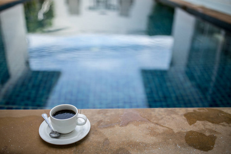 咖啡杯与池