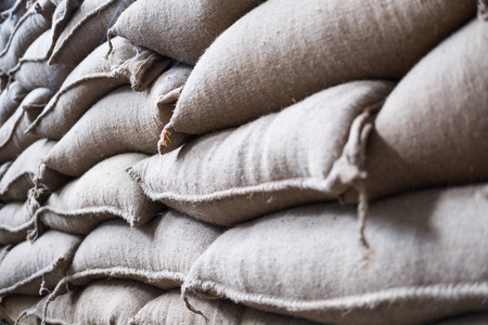 在堆积的麻袋照片