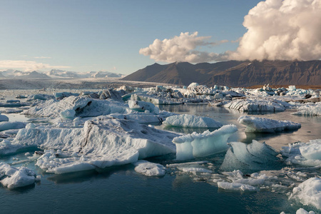 惊人的 Jokulsarlon 冰川湖基地的瓦特纳冰川的融化冰山在