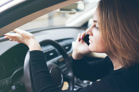 女人，坐在一辆破车，电话由电话道路清障车