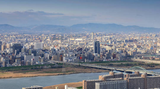 高角度的大阪市淀河在日落时分的全景。日本