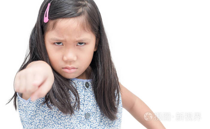 特写肖像愤怒, 生气的孩子手指着某人