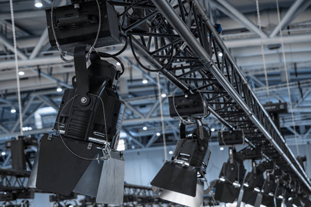 次中舞台在一个大厅中的某一行中的舞台灯光照片