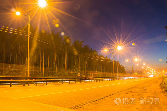 这条路和刺眼的灯光照片-正版商用图片0uaibt-摄图新视界